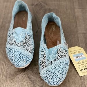 TOMS blue crochet slides 6.5